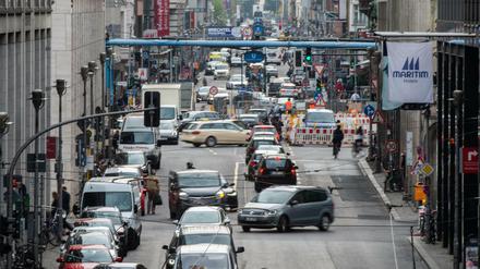 Dichter Verkehr auf der Friedrichstraße. Der Senat will gefährliche Schadstoffemissionen in Berlin reduzieren.
