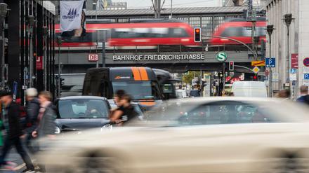 Autos fahren im dichten Verkehr auf der Friedrichstraße. Eine Initiative will Abschnitte probeweise frei von Autos halten.