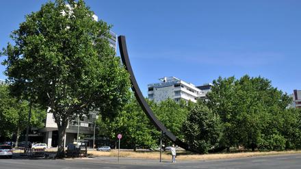 Stahlbogen-Skulptur an der Urania in Berlin. 