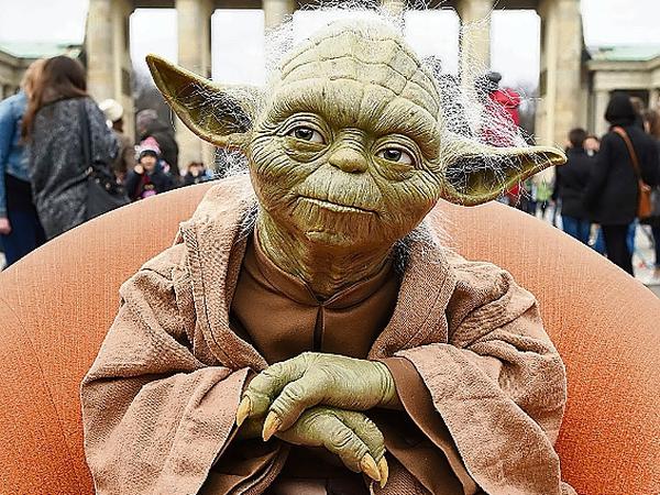 Meister Yoda ist auch in Berlin - als Wachsfigur beim Madame Tussauds. Im Bild entspannt er vor dem Brandenburger Tor. 