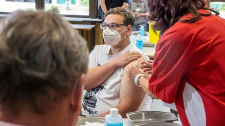 In Hessen werden Schüler:innen bereits bei einem Pilotprojekt an Schulen geimpft. 
