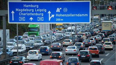 Das Bundesverkehrsministerium will die Verlängerung der Stadtautobahn A100 im Berliner Osten vorantreiben. Der Senat sieht das kritisch.