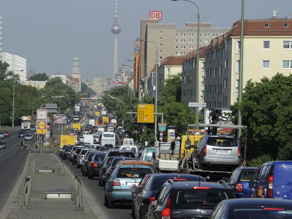 Die Zeit, die Berlins Autofahrer im Stau stehen, addiert sich jedes Jahr mehrere Tage. Auf diesem Archivbild quält sich der Verkehr durch auf der B1 in Berlin durch Lichtenberg stadteinwärts.