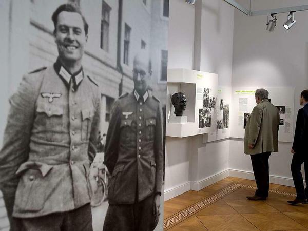 In der Gedenkstätte Deutscher Widerstand ist auch Foto der Widerstandskämpfer Claus Schenk Graf von Stauffenberg (li.) und Albrecht Ritter Mertz von Quirnheim zusehen.