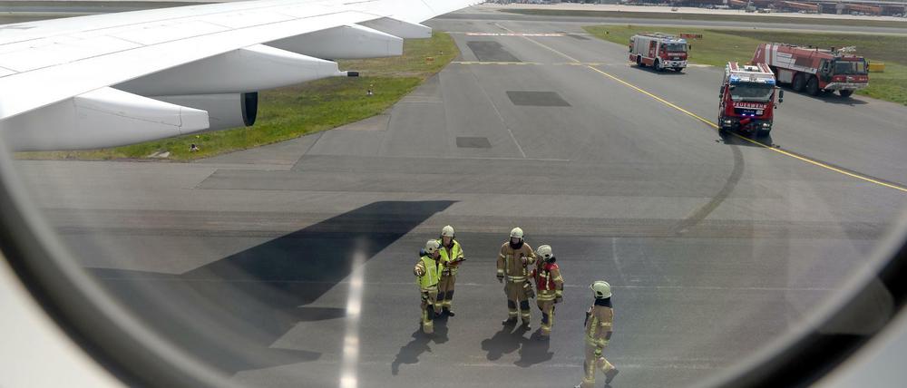 Feuerwehrleute begutachten das Regierungsflugzeug, mit dem Bundesaußenminister Steinmeier auf dem Weg zu einem Besuch in Mali und Niger waren.