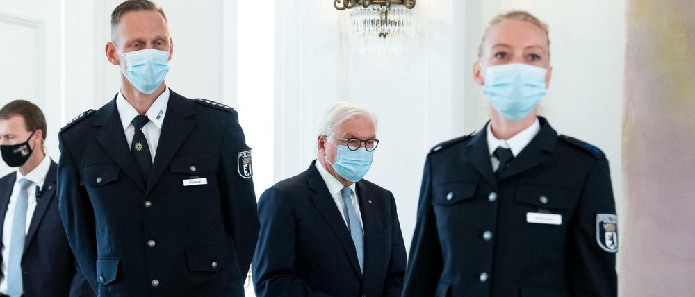 Bundespräsident Frank-Walter Steinmeier (2.v.r) hat den Polizisten am Samstag gedankt.