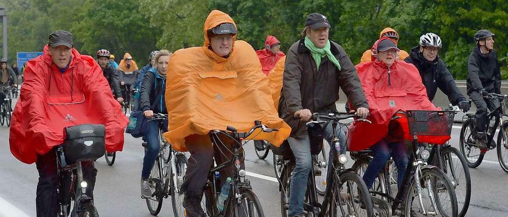 Mit Regencapes auf zum Großen Stern. Nicht alle Fahrradfreunde ließen sich vom Regenwetter abhalten.