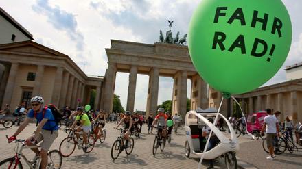 "Fahr Rad!" Klare Aufforderung auf den Ballons bei der Fahrradsternfahrt, die wie das Umweltfest eine Institution in Berlin ist (hier ein Archivbild aus dem Jahr 2010).