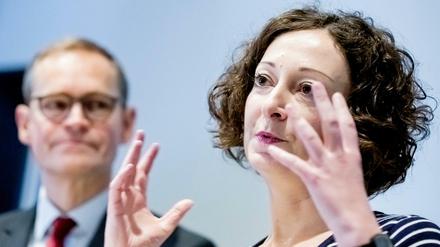 Ramona Pop (Bündnis 90/Die Grünen), Wirtschaftssenatorin von Berlin, spricht neben Michael Müller (SPD).