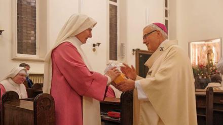 Eine der Nonnen erhält ein Abschiedsgeschenk von Erzbischof Heiner Koch.