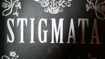 Stigmata ist der Plural von Stigma und bedeutet laut Wikipedia: "Stich-, Punkt-, Wund- oder Brandmal"