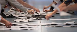 Wahlhelfer:innen zählen Stimmzettel. Berlins Landeswahlleiterin Petra Michaelis stellte nach Pannen bei der Wahl ihr Amt zur Verfügung.