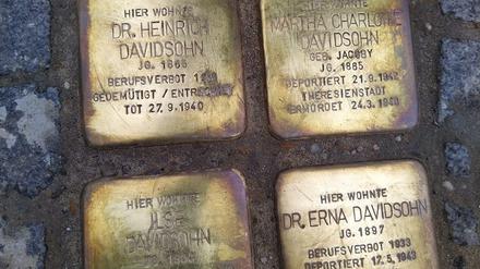 Beschädigtes Gedenken. In Berlin-Schöneberg wurden diese Stolpersteine zerkratzt und mit Säure besprüht.