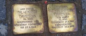 Gerade verlegt, schon beschädigt. In Berlin-Schöneberg erinnern die Stolpersteine an die Arztfamilie Davidsohn.