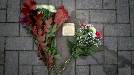 Die Stolpersteine sind ein Projekt des Künstlers Gunter Demnig, das im Jahr 1992 begann. Mit im Boden verlegten kleinen Gedenktafeln soll an das Schicksal der Menschen erinnert werden, die in der Zeit des Nationalsozialismus verfolgt, ermordet, deportiert, vertrieben oder in den Suizid getrieben wurden.
