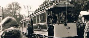 Es war einmal eine Straßenbahn in Spandau - hier das Abschlussfest 1967 in Hakenfelde. Die Fotos hat Tagesspiegel-Leserin Christine Lange aus ihrem Privatarchiv geholt.