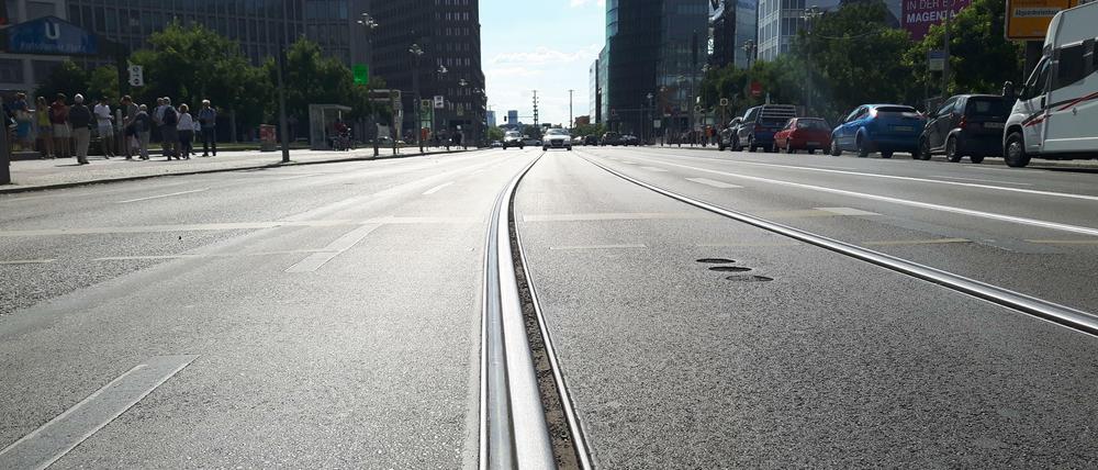 Vor vielen Jahren wurden in der Leipziger Straße auf Verdacht neue Schienen verlegt - sie werden garantiert wieder rausgerissen. 