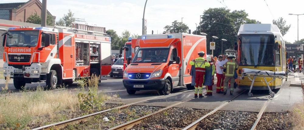 In Berlin ist ein Kind von einer Straßenbahn erfasst und schwer verletzt worden. Beim Versuch der Bergung am Dienstag wurden zudem Feuerwehrleute verletzt.