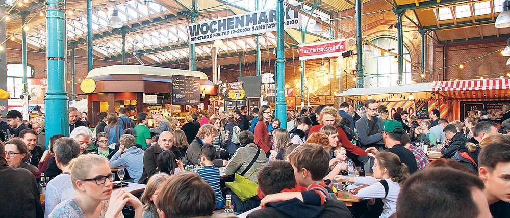 Blick in den Streetfoodmarkt in der Markthalle Neun in Kreuzberg (Archivbild).