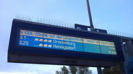 Der Zugverkehr ist zwar noch unregelmäßig, wie diese Anzeige am S-Bahnhof Wollankstraße erklärt - aber die meisten Züge fahren zumindest wieder.