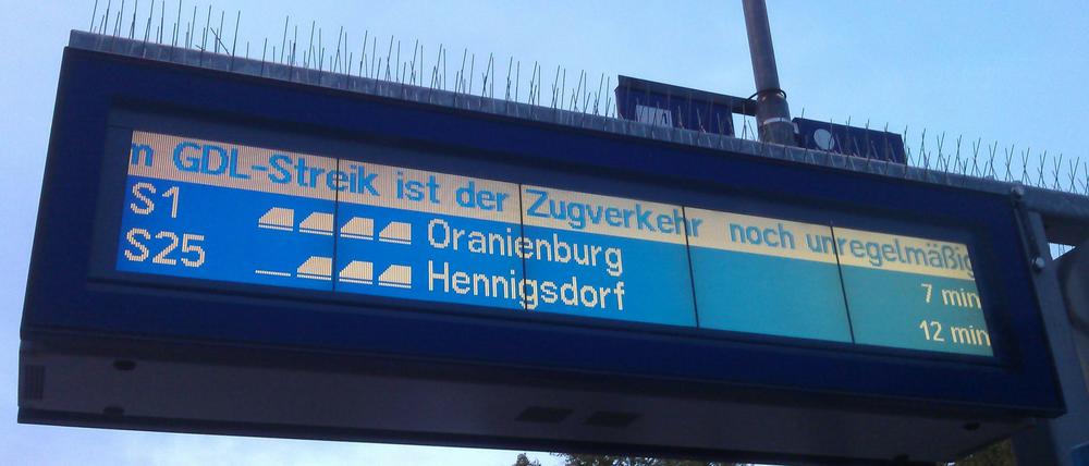Der Zugverkehr ist zwar noch unregelmäßig, wie diese Anzeige am S-Bahnhof Wollankstraße erklärt - aber die meisten Züge fahren zumindest wieder.