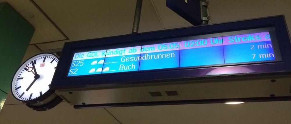 Anzeige im Nord-Süd-Tunnel der Berliner S-Bahn, die vor dem Streik der Lokführergewerkschaft GDL warnt.