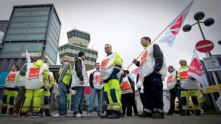 Auf den Berliner Flughäfen hat bereits Ende Mai das Bodenpersonal für bessere Arbeitsbedingungen und einen Tarifvertrag gestreikt. Mitarbeiter demonstrieren hier vor dem Terminal in Tegel.