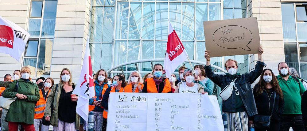 Streikende Pflegerinnen und Pflegern am Montag vor dem Glashaus auf dem Charité Campus Virchow-Klinikum.