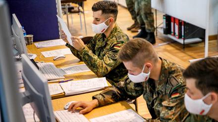 Bundeswehrsoldaten unterstützen in Berlin die Gesundheitsämter der Bezirke bei der Kontaktverfolgung.