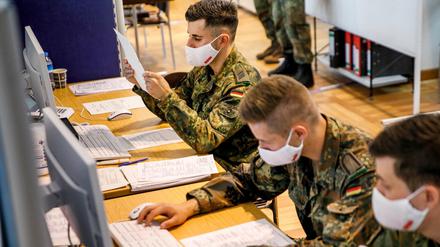 Soldaten werten im Gesundheitsamt Mitte Daten zur Corona-Kontaktverfolgung aus.