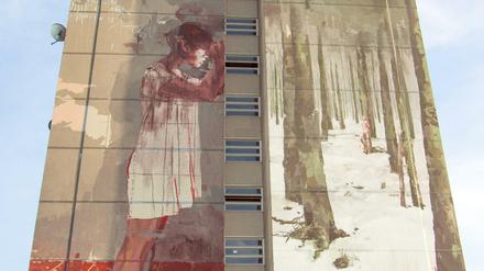 Von dem spanischen Künstler Borondo stammt das Wandgemälde auf einem Hochhaus in Tegel-Süd. Anwohner finden es deprimierend.