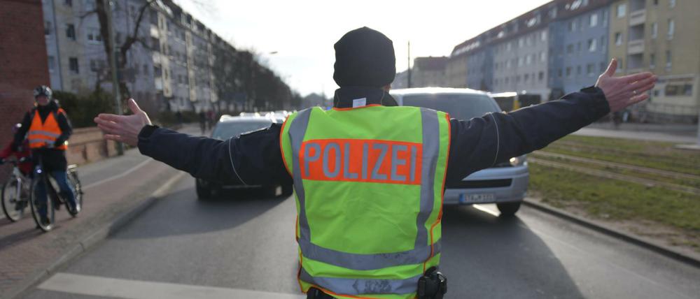 Ein Polizeibeamter regelt den Verkehr nach dem Stromausfall in Köpenick.