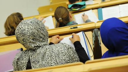 Das Neutralitätsgesetz in Berlin bleibt. Studentinnen dürfen weiter Kopftuch tragen, Lehrerinnen oder Richterinnen aber nicht.