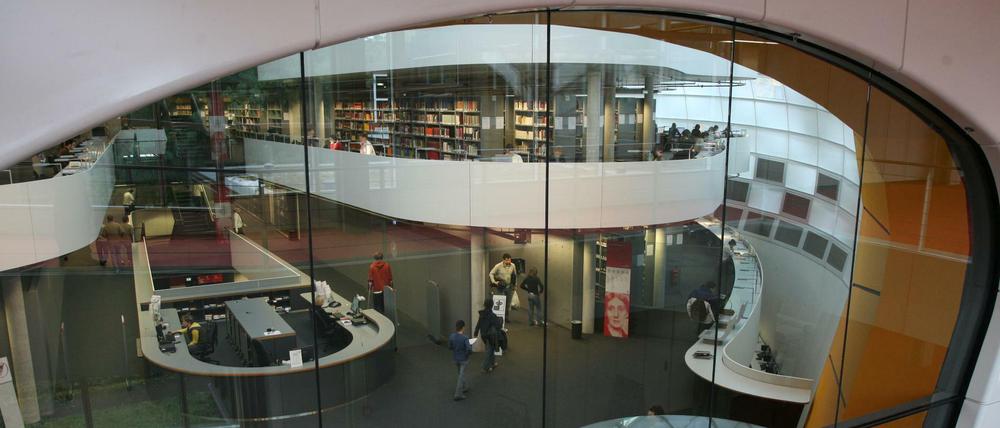Die Philologische Bibliothek der FU. Seit Jahren ist das Dach undicht. 