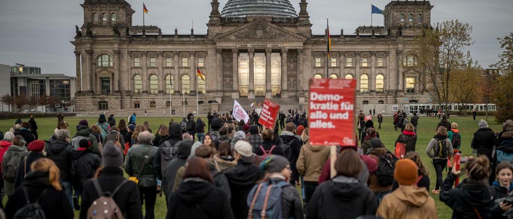 Teilnehmer der Aktion "Sturm auf den Reichstag" des Schweizer Theatermachers Milo Rau stürmen in Richtung Reichstag.