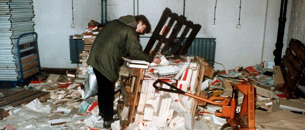 15.01.1990 in Berlin: Das verwüstete ehemalige Amt für Nationale Sicherheit der DDR im Stadtteil Lichtenberg. 