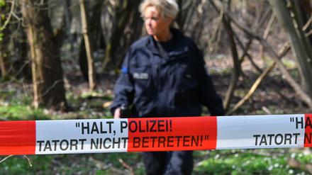 Eine Polizeibeamtin sucht in einem Waldgebiet bei Brieselang nach Spuren der vermissten Georgine Krüger.