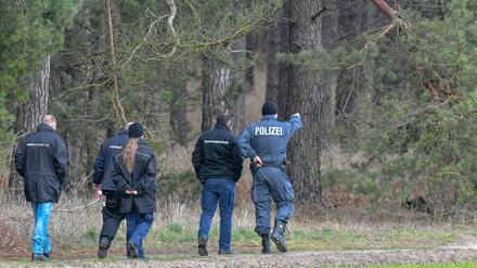 Polizisten suchen die vermisste Rebecca. Hier am Dienstag in einem Waldgebiet im Landkreis Oder-Spree. 