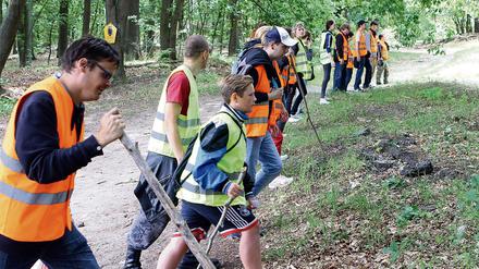 Anwohner und freiwillige Helfer suchen in Potsdam in einem Waldgebiet nach Spuren des verschwundenen sechsjährigen Elias. 