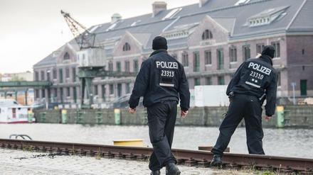 Polizisten gehen am 18.10.2015 in Berlin über das Gelände des Westhafens. Dort suchte die Polizei nach dem vierjährigen Flüchtlingsjungen Mohamed.