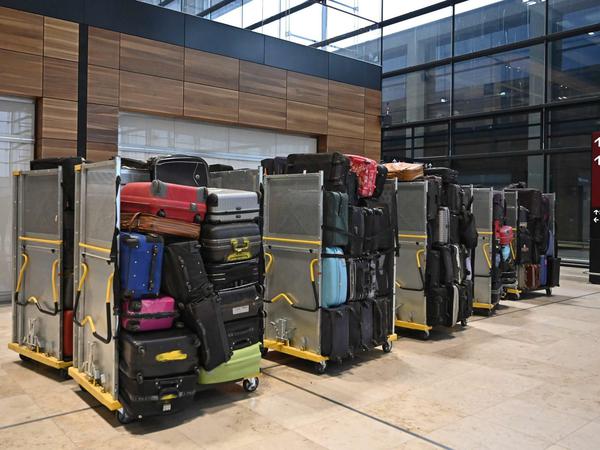 Koffer, Koffer, Koffer für den Gepäcktest am BER. 