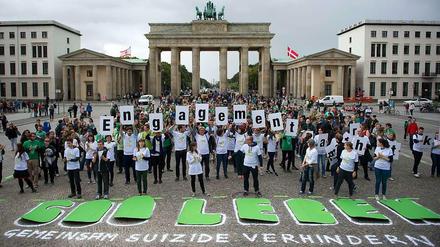 Jährlich sterben 600 Jugendliche und junge Erwachsene durch Suizid. Darauf machten Aktivisten im September 2014 in Berlin aufmerksam.