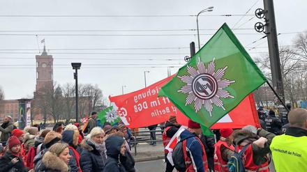 Streiken für mehr Geld. Hunderte Meter lang war der Demonstrationszug zwischen Alexanderplatz und Brandenburger Tor.