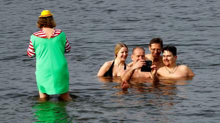 Kein Spaß: Im Strandbad Wannsee kann bis Mitte September geplanscht werden.