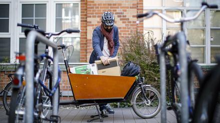 Ein Mann belädt ein Lastenrad in Berlin.