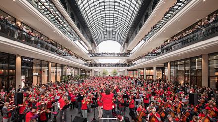 Der „Symphonic Mob“ in der „Mall of Berlin“ im Jahr 2017.
