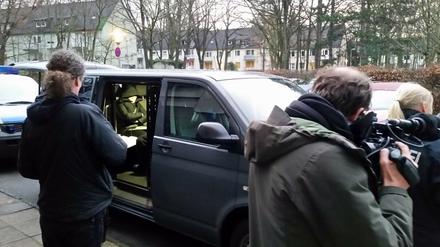 Polizisten verhaftete während einer Razzia gegen mutmaßliche Schleuser in Berlin eine Person. 
