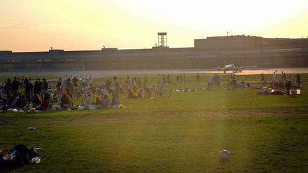 Viel Beton, und trotzdem schön: Auf dem Tempelhofer Feld finden alle Freizeitsportler, Spaziergänger und Griller ihren Frieden. Bald könnten hier aber 272 PS starke Elektrowagen fahren.
