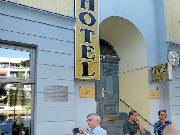 Links neben dem Hoteleingang am Stuttgarter Platz in Charlottenburg weist die neue Tafel auf die frühere Kommune 1 hin.