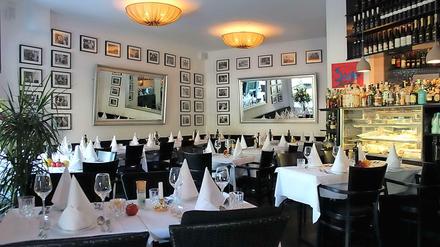 Behaglich sitzen zwischen Spiegeln und Vorspeisen-Vitrine: das Restaurant Tagesbar in Dahlem